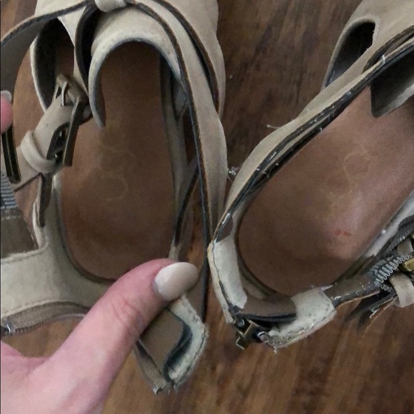 Cute lil booties with cut-outs - Picture 5 of 8